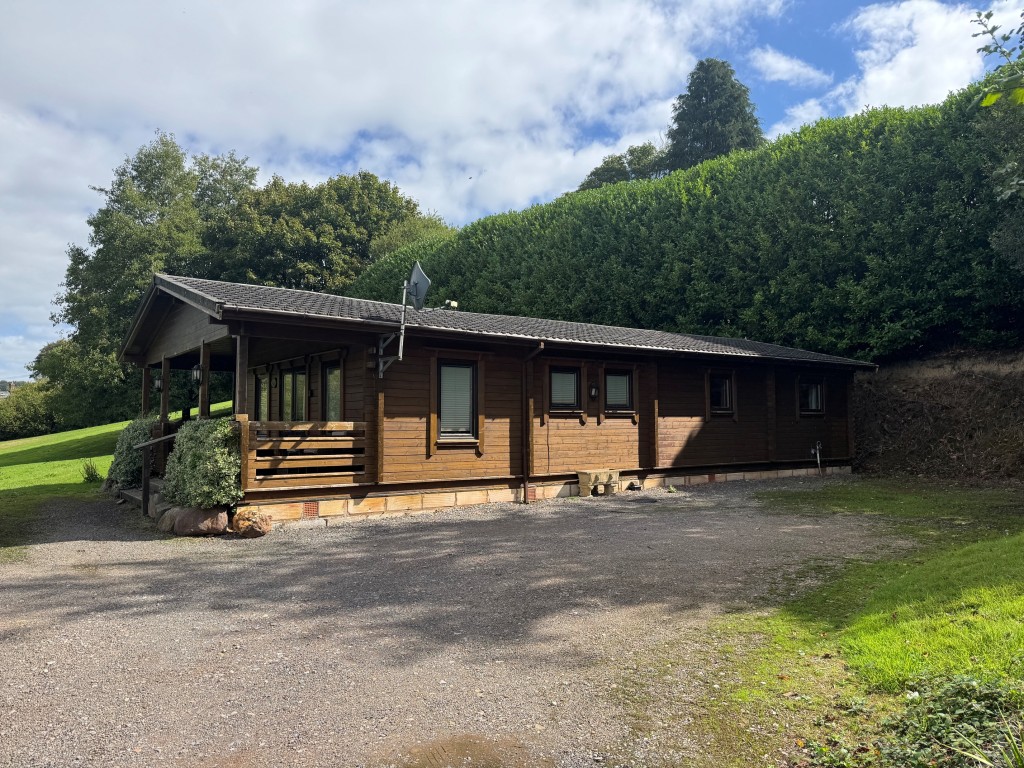 Lot: 71 - FREEHOLD TEN ACRE SITE WITH LAKES AND LODGES - Heron Lodge